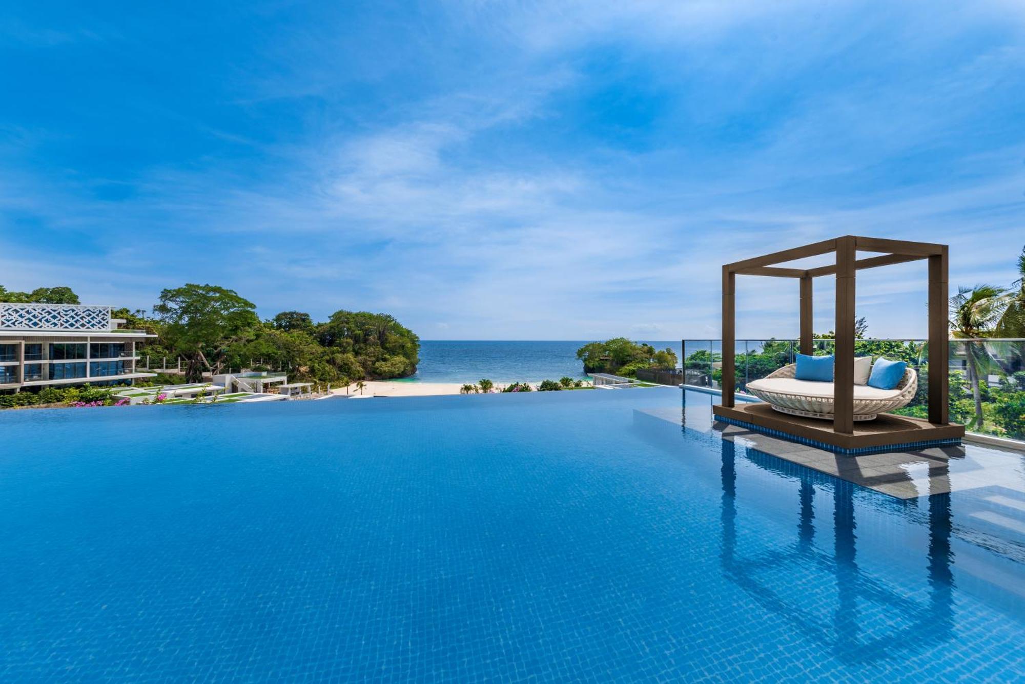 Crimson And Boracay 5* Yapak