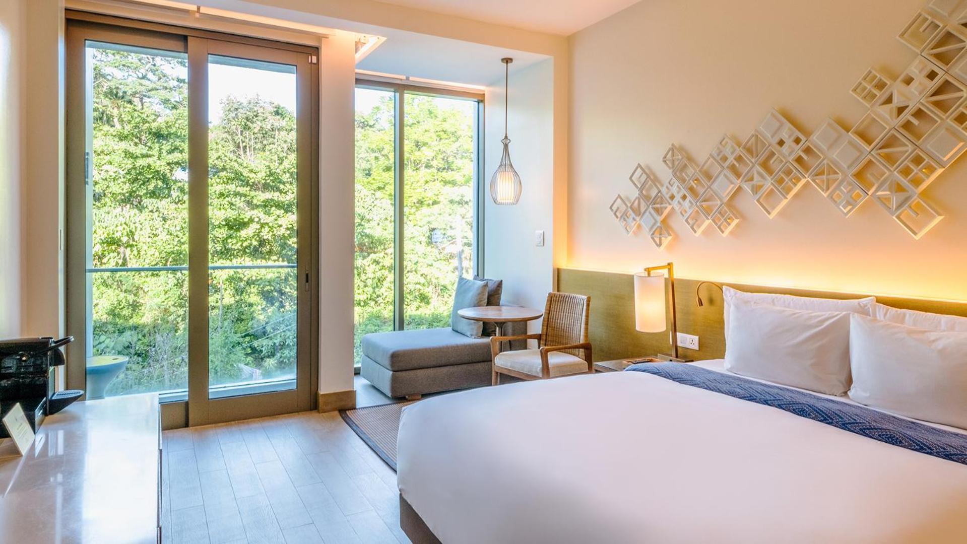 Crimson And Boracay 5* Yapak